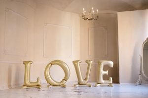 Стоящи големи фолиеви балони букви LOVE в светло златен цвят / Light gold 