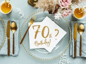 Луксозни парти салфетки със златен надпис 70 th birthday 