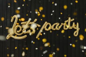 Фолио балон с надпис Let's party в златен цвят / gold